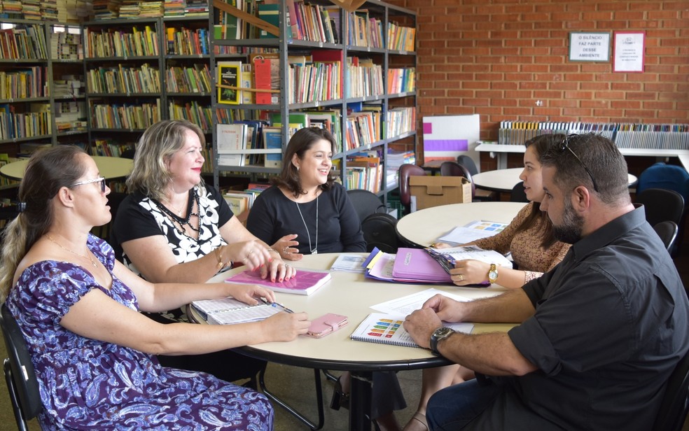 Equipe do Centro de Ensino em Período Integral ensina os alunos a solucionarem os próprios conflitos (Foto: Paula Resende/ G1)