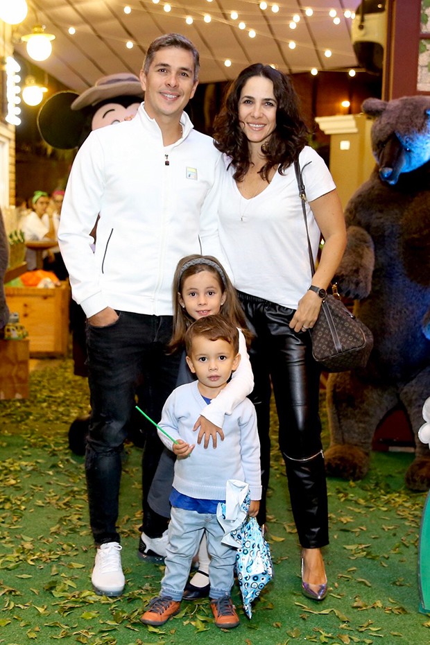 Ivan Moré com a mulher, Mariana, e os filhos Lui e Mel (Foto: Manuela Scarpa/Brazil News)