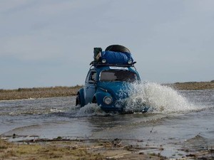 Com Fusca 68 vindo do Brasil, torcedores viajam pela Rússia