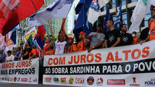 Centrais sindicais protestam contra juros altos e pedem saída do presidente do BC