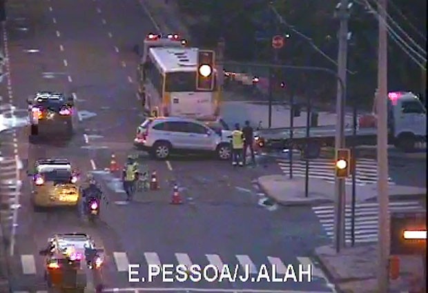 Carro em que a atriz estava e ônibus que colidiu com veículo foram retirados por de 5h50 da Avenida Epitácio Pessoa, na Lagoa. (Foto: Reprodução / CET-Rio)
