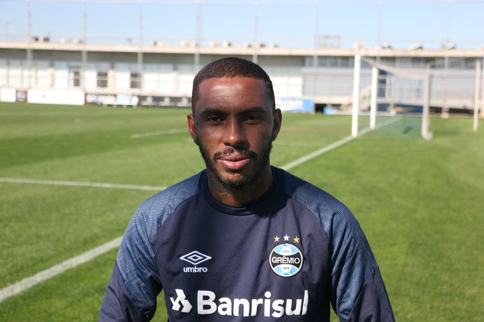 Zagueiro do Grêmio trocou nome para não ser meigo e enganou até a mulher