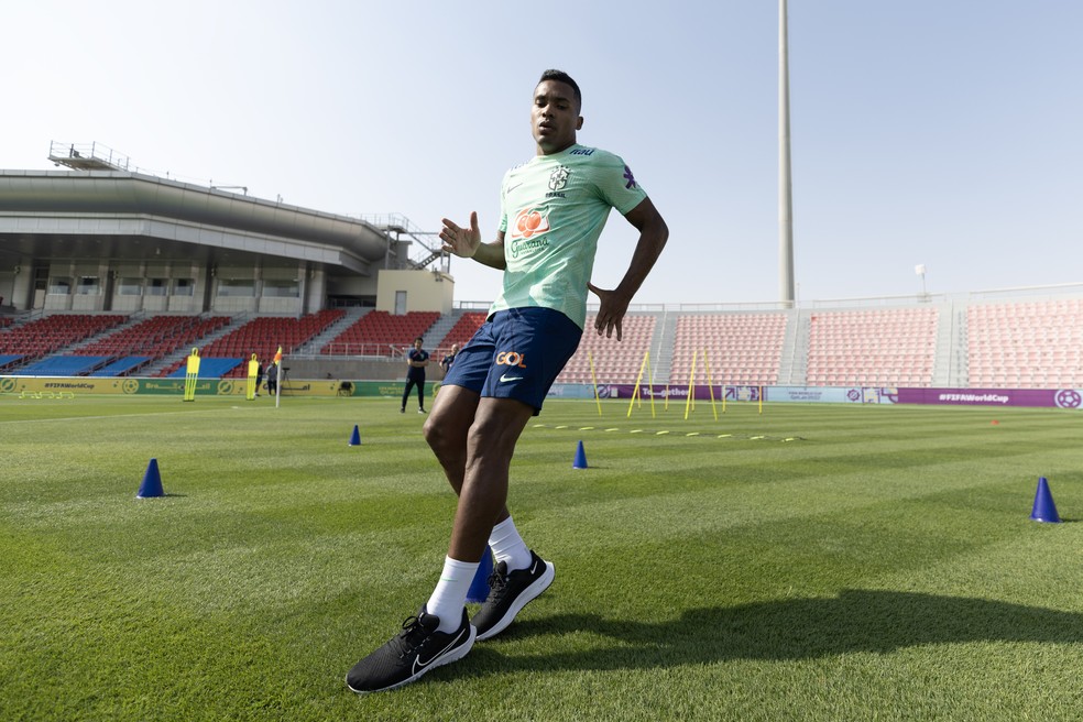Alex Sandro em treino da Seleção no Catar — Foto: Lucas Figueiredo / ge