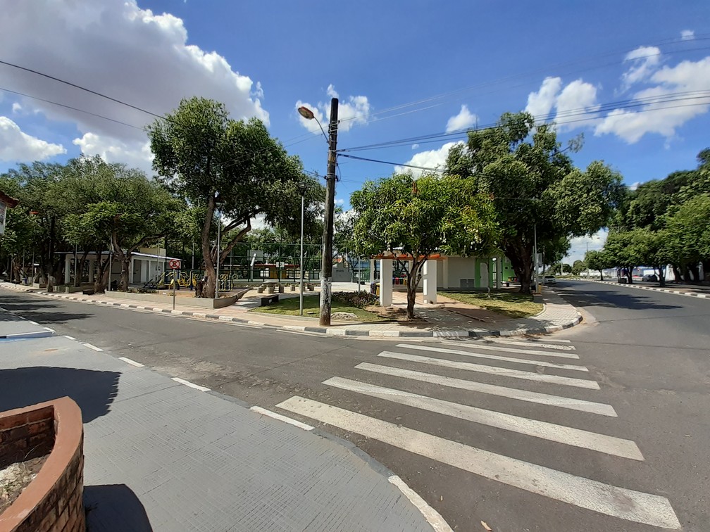 BOA VISTA - Praça Capitão Clóvis, no Centro de Boa Vista, capital de Roraima, vazia nesta quinta-feira (26) — Foto: Fabrício Araújo/G1