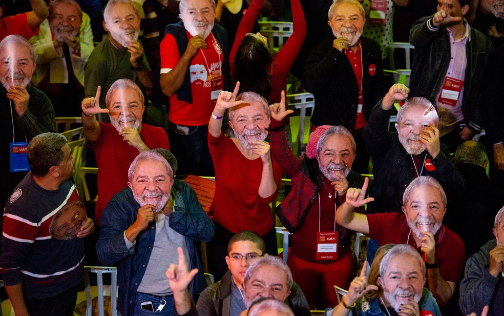 Militantes do PT usaram mÃ¡scaras com o rosto de Lula na convenÃ§Ã£o do partido, neste sÃ¡bado (4), que confirmou a candidatura do ex-presidente na eleiÃ§Ã£o deste ano (Foto: Suamy Beydoun/Agif/EstadÃ£o ConteÃºdo)