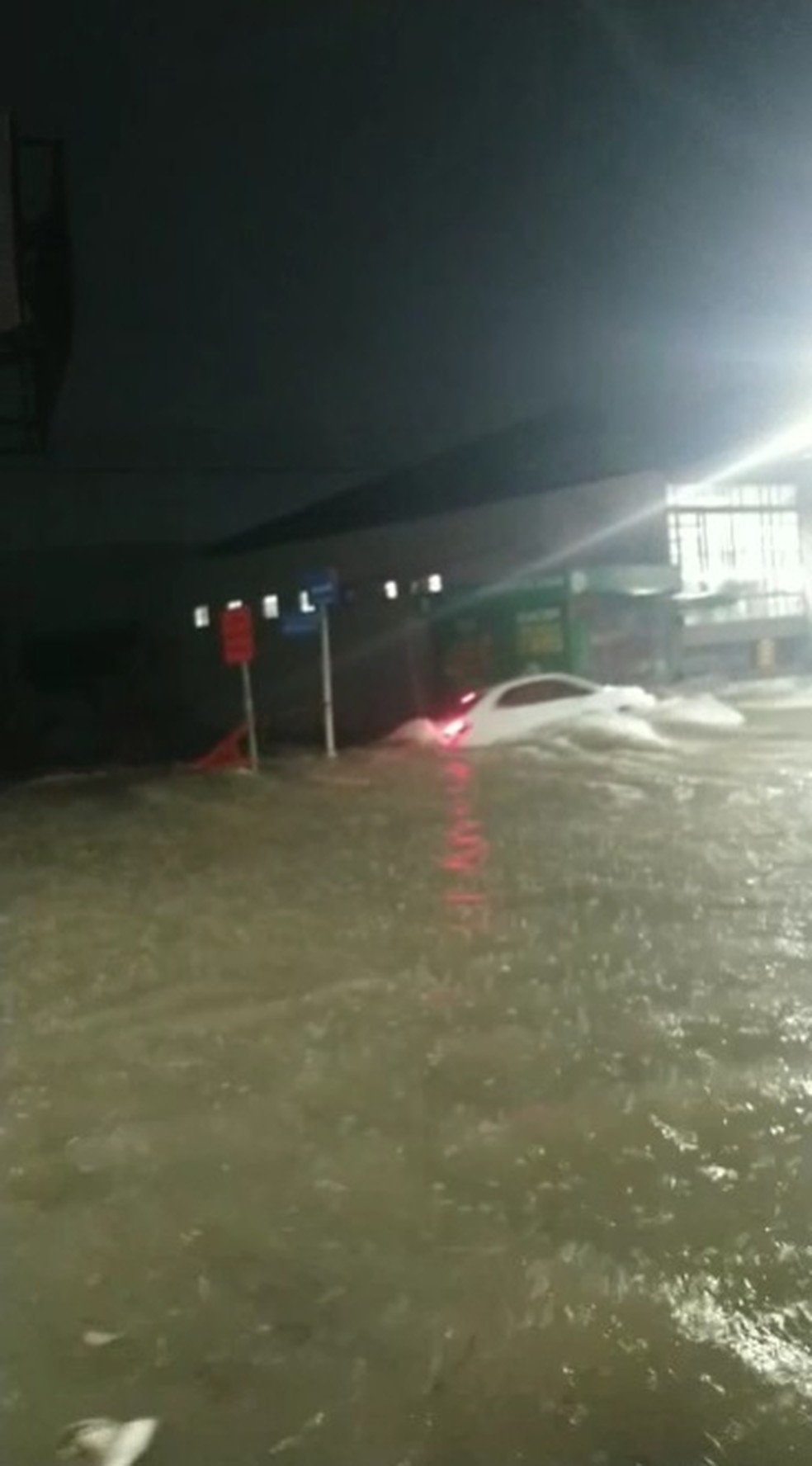 Carro é arrastado pela água da chuva em Teresina e motorista desaparece — Foto: Reprodução/Redes sociais