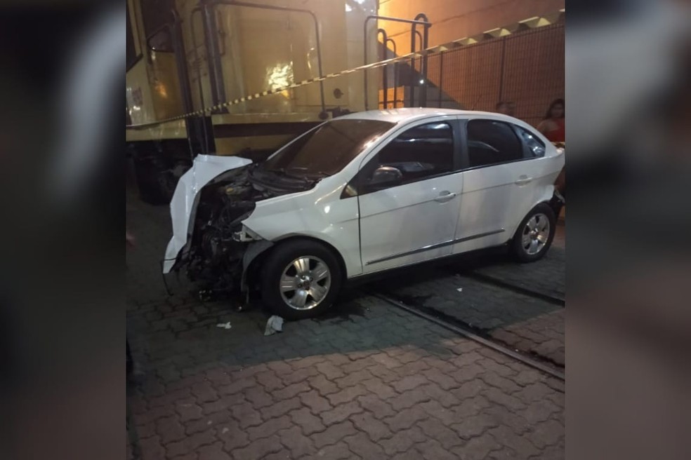 Carro foi atingido ao tentar passar em cruzamento — Foto: Arquivo pessoal