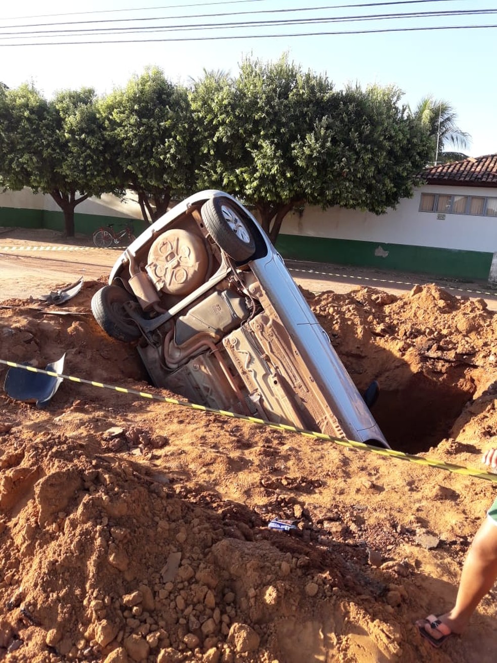 Motorista caiu com o carro em buraco em CÃ¡ceres; ele nÃ£o ficou ferido (Foto: Edilson Gomes de Souza/Arquivo pessoal)