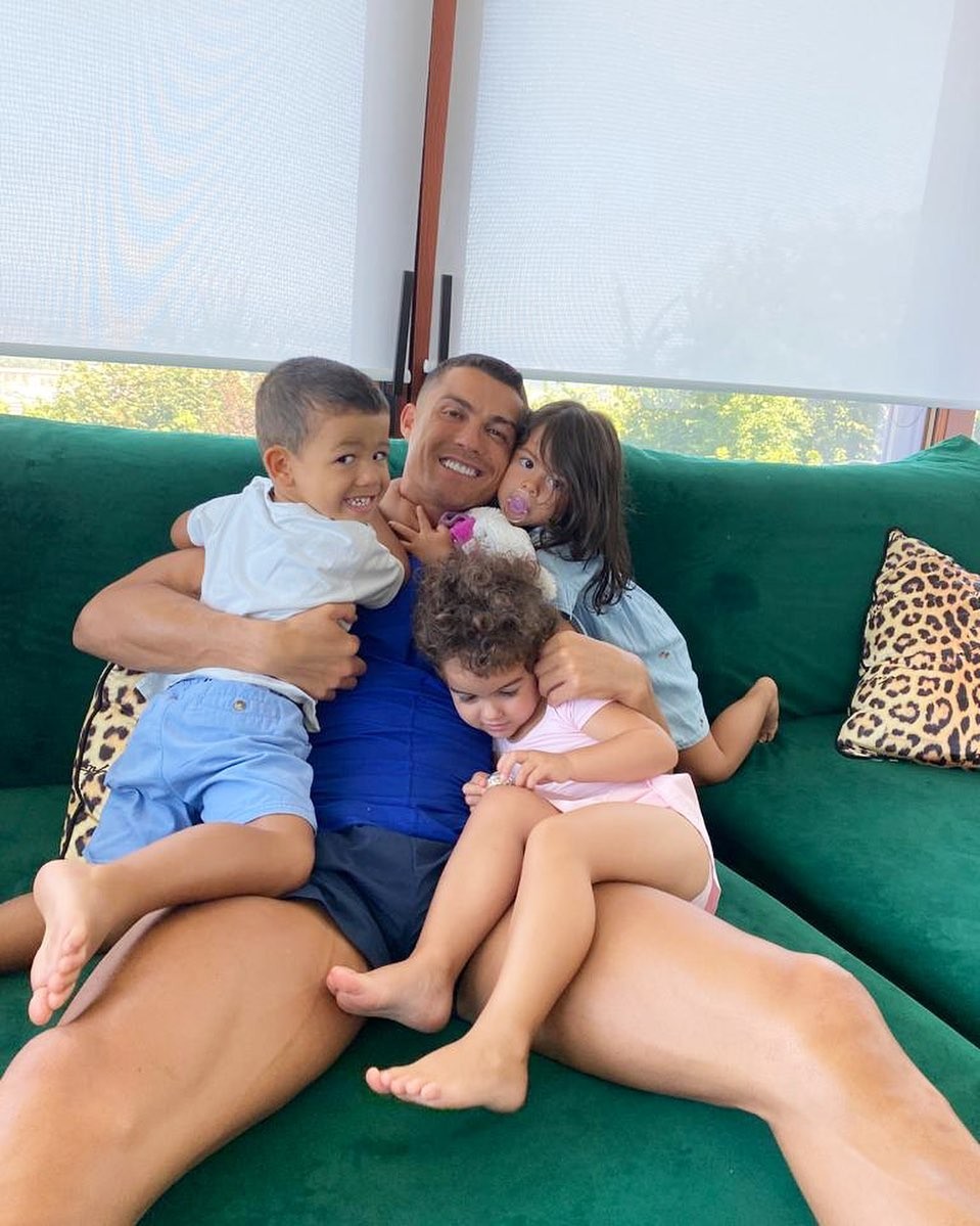 Cristiano Ronaldo e os três filhos (Foto: Reprodução/Instagram)