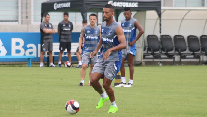 Renato indica Michel no meio e conta com volta de Pedro Rocha em treino