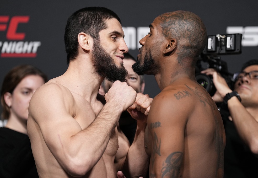 Islam Makhachev (esq.) e Bobby Green (dir.) trocam farpas na encarada após a pesagem do UFC — Foto: Chris Unger/Getty Images