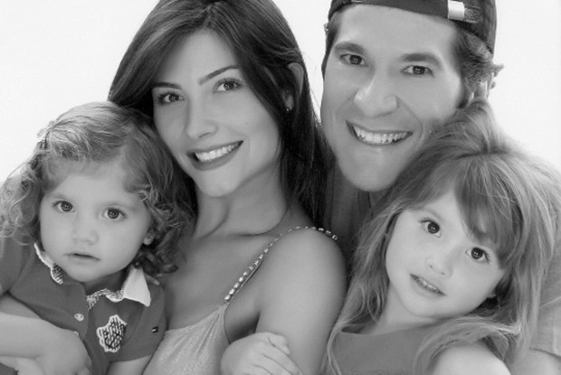 Daniel mostra uma fotografia de família com as filhas e a esposa (Foto: Acervo pessoal)