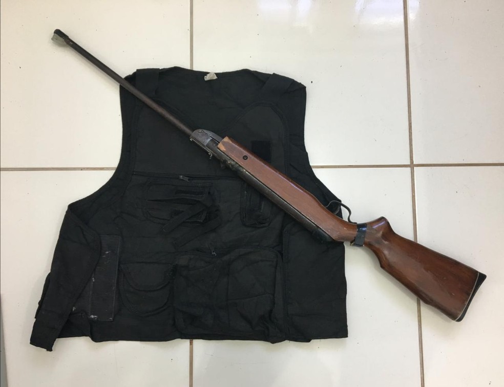 Homem foi preso em flagrante por posse ilegal de arma de fogo — Foto: Polícia Civil/Divulgação