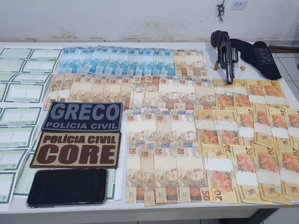 Polícia encontrou R$ 3.500 com o suspeito, oriundo da venda dos documentos desviados — Foto: Divulgação/Polícia Civil do Piauí