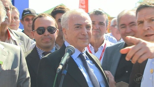 'Registre meu sorriso', diz Temer ao ser questionado sobre depoimento de filha