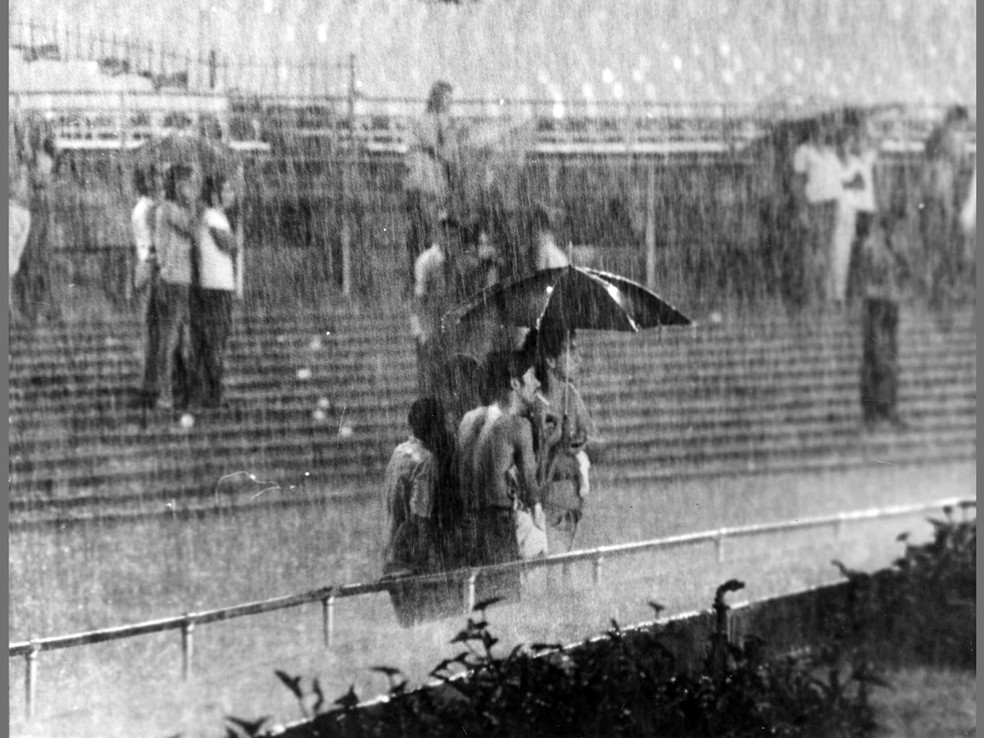 Nem a chuva torrencial espantava os mais malucos pelo seu clube no antigo Maior do Mundo. Registro de América (RJ) e Corinthians de 1972 — Foto: Correio da Manhã
