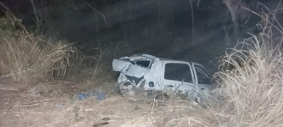 Carro saiu da pista após a colisão com ônibus na BR-316, em Teresina — Foto: Ravi Marques/TV Clube