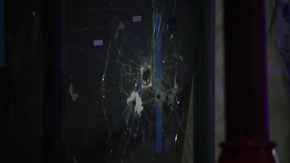 Vidro estilhaçado durante tiroteio no centro da Filadélfia, nos Estados Unidos — Foto: Reprodução/ AP