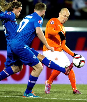 Robben e Birkir Bjarnason, Islândia X Holanda (Foto: Agência EFE)