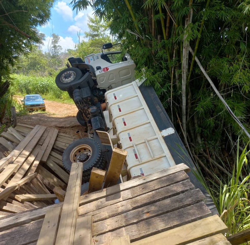 Caminhão carregado de cascalho cai em ponte de madeira em distrito de Marília — Foto: Arquivo pessoal/Jaqueline Silva