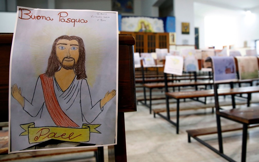 Igreja em Catania, na Itália, espalhou desenhos de crianças em igreja durante celebração de missa sem fiéis — Foto: Reuters/Antonio Parrinello 