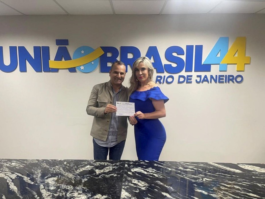 Flávia Froes na filiação ao União Brasil, ao lado do presidente da sigla no estado, Waguinho