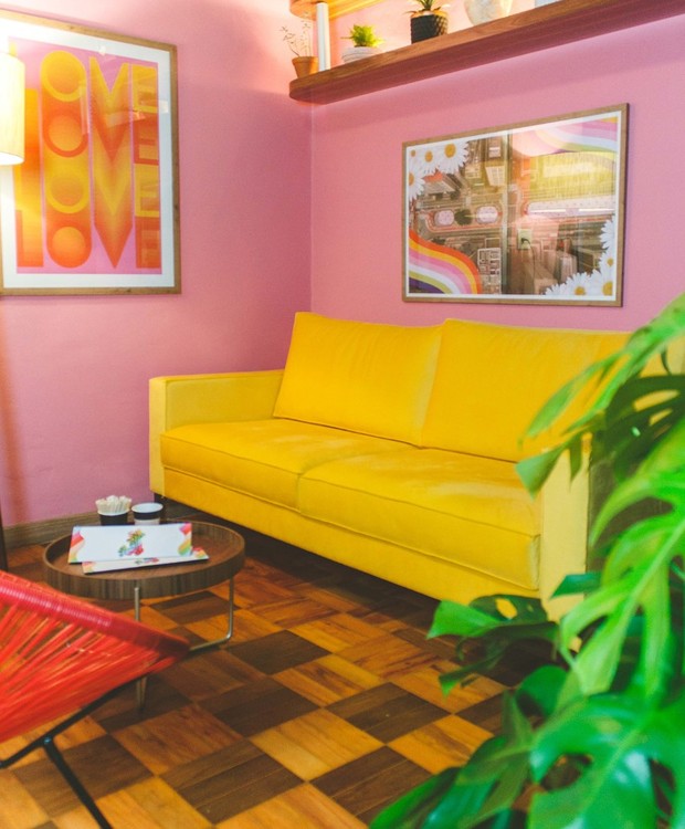 Além das mesas com cadeiras e bancos, sofás e poltronas criam ambientes aconchegantes para tomar um café com amigos (Foto: Gustavo Steffen/Divulgação)