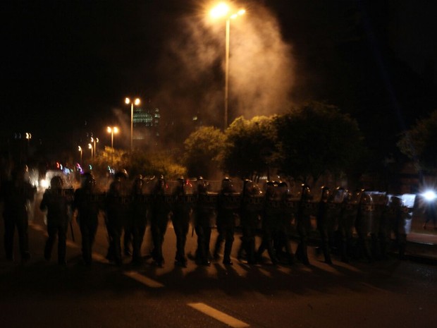Após encerramento do ato, policiais jogam bombas de gás lacrimogêneo no Largo da Batata (Foto: Fábio Tito/G1)