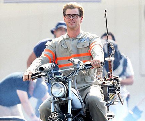 Chris Hemsworth no set de 'Ghostbusters' (Foto: Reprodução Twitter)