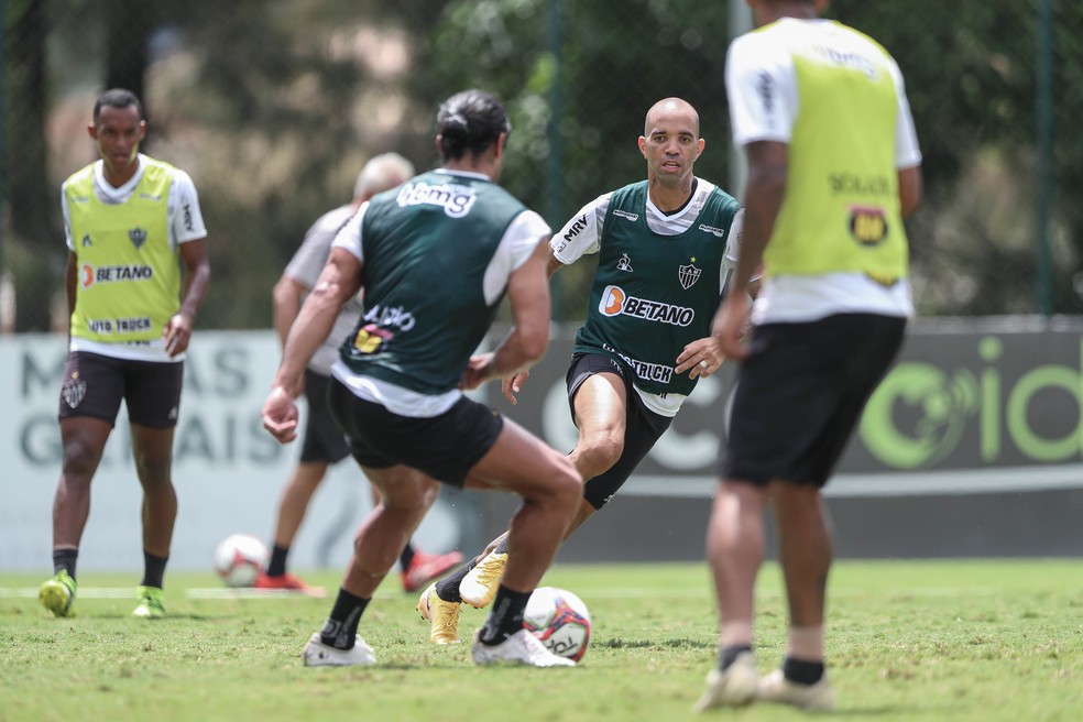 Hulk e Diego Tardelli atuaram juntos no time de colete durante treinamento — Foto: Pedro Souza
