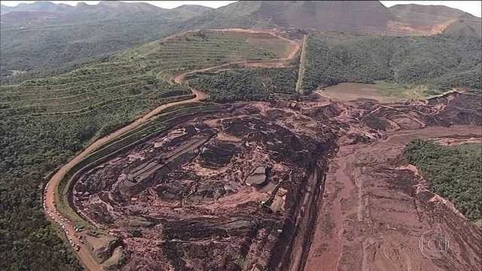 Imagem aérea do local onde houve rompimento de uma barragem em Brumadinho (MG) — Foto: Reprodução/JN