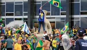 Metade dos brasileiros isenta Bolsonaro de culpa pelos atos de 8 de janeiro