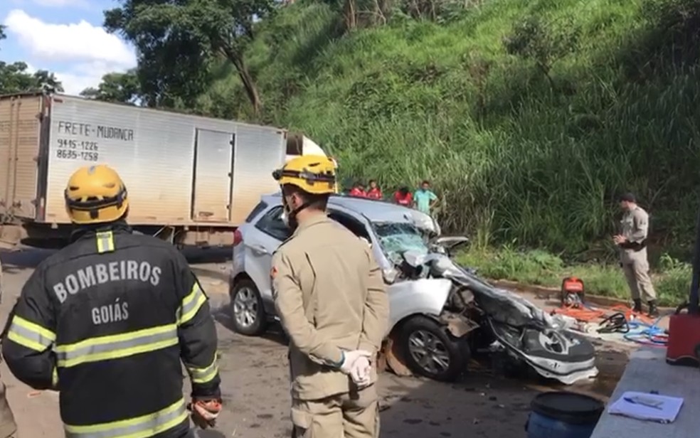 Acidente entre carro e caminhão na GO-222, em Anápolis — Foto: Lys Mendes/ TV Anhanguera