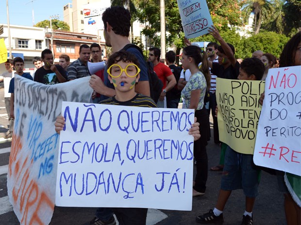 Crianças e estudantes se reuniram com cartazes pelas ruas do Centro (Foto: Samantha Silva / G1)
