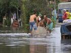 Chuva forte alaga ruas de Fortaleza na sexta-feira da Semana Santa