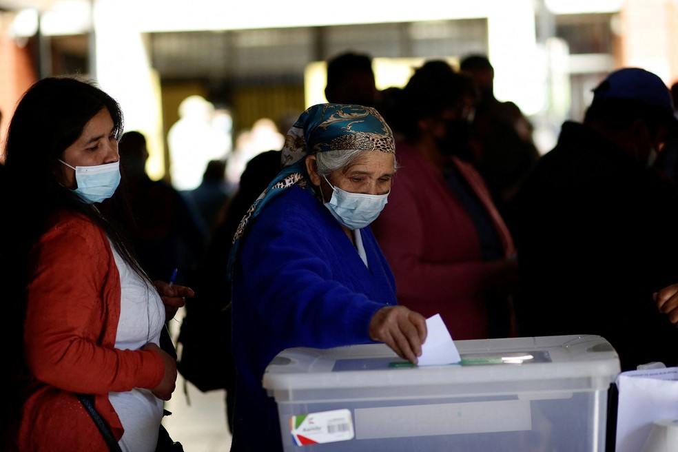 Uma mulher mapuche vota no plebiscito da nova Constituição no Chile, em 4 de setembro de 2022 — Foto: Juan Gonzalez/Reuters
