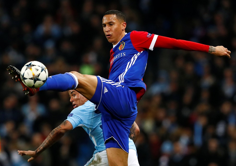 LÃ©o Lacroix em aÃ§Ã£o contra o Manchester City (Foto: REUTERS)