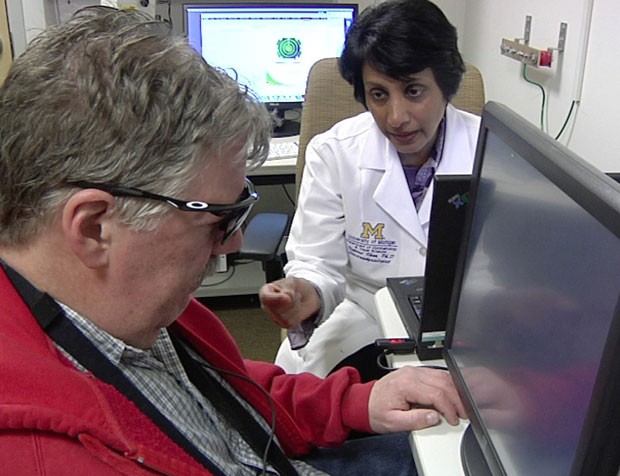 Roger Pontz testa o 'olho biônico' em clínica no Kellogg Eye Center (Foto: AP)