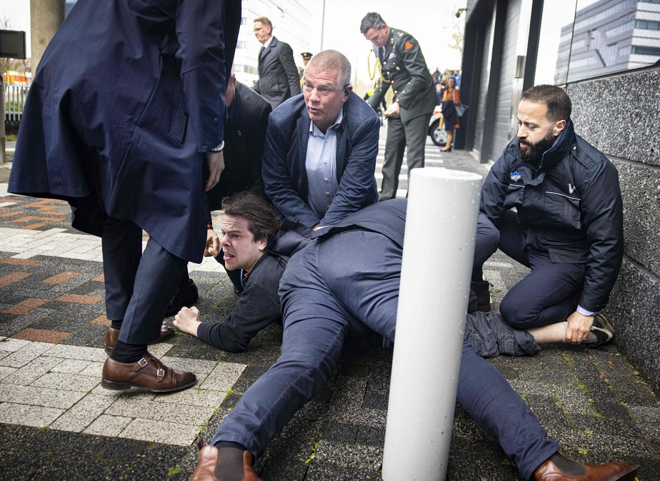Manifestante é preso durante a visita do presidente francês Emmanuel Macron a Amsterdã, na Holanda, em 12 de abril de 2023