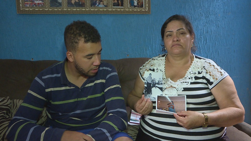A mÃ£e da vÃ­tima, Edna Jussara Macedo, com o viÃºvo, RogÃ©rio da Silva, segurando fotos de infÃ¢ncia de PatrÃ­cia Elen â?? Foto: TV Globo/ReproduÃ§Ã£o