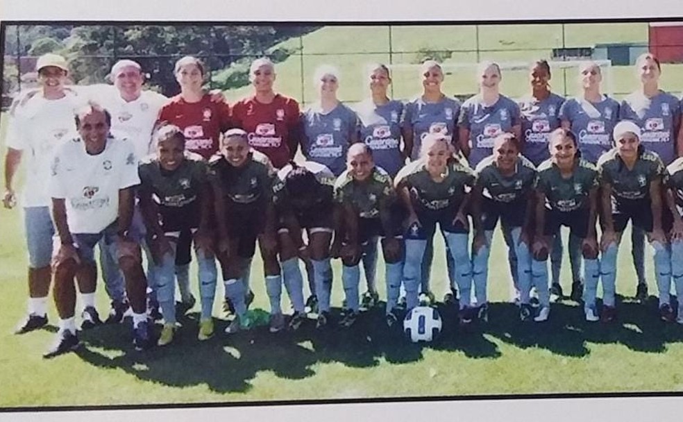 Em 2011, chegou à seleção sub-20 (primeira em pé, da esq. p/ a dir.) — Foto: Arquivo Pessoal