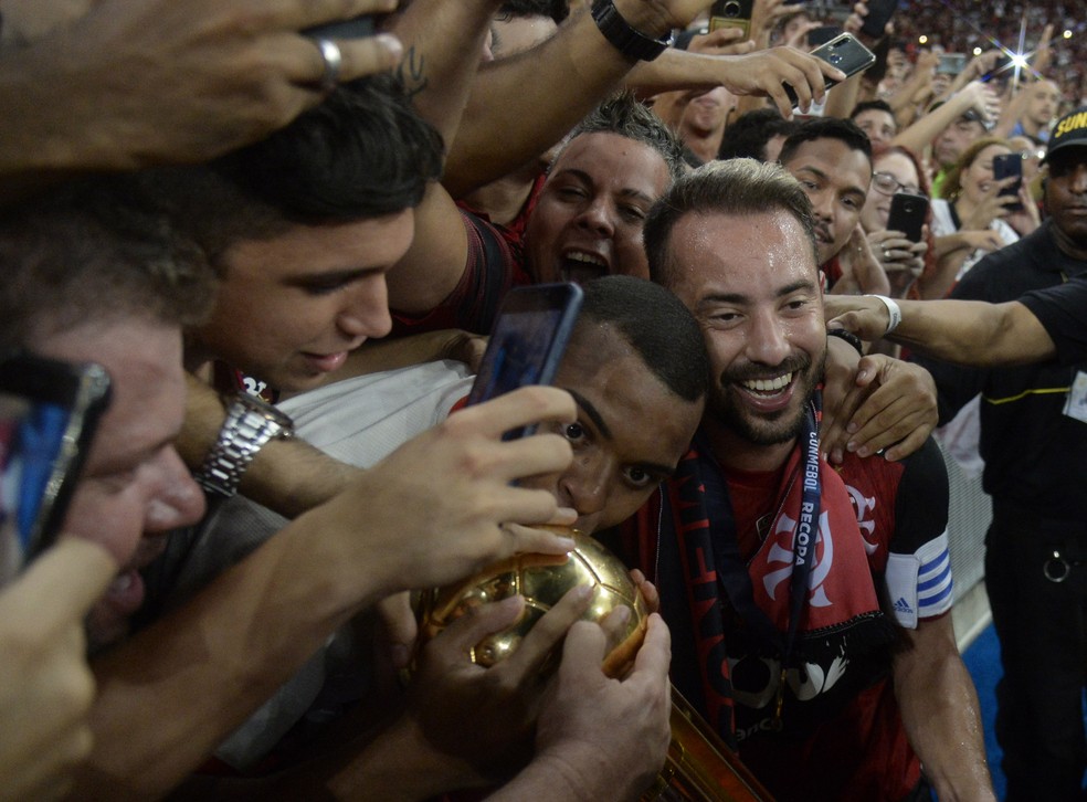 Everton Ribeiro foi capitão dos últimos títulos do Flamengo — Foto: André Durão/GloboEsporte.com