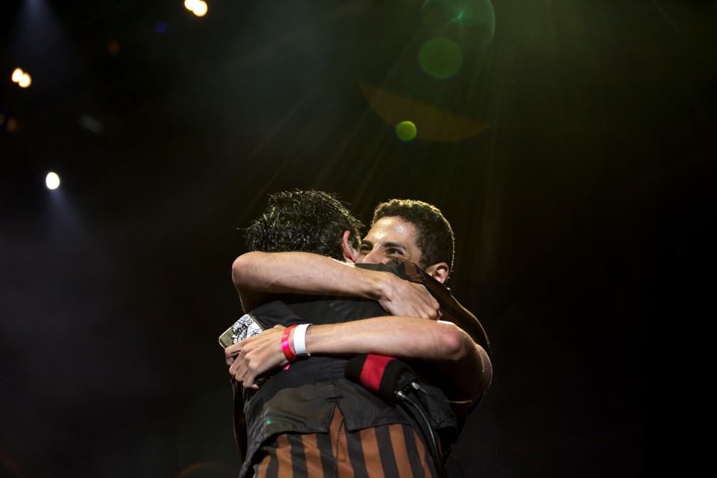 Fã abraça Billie Joe, vocalista do Green Day, durante show na Arena Anhembi, em São Paulo, na noite desta sexta-feira (3) (Foto: Marcelo Brandt/G1)