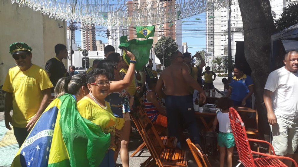 Torcida comemora vitória do Brasil na Comunidade das Quadras, em Fortaleza (Foto: Beatriz Carvalho/GE)