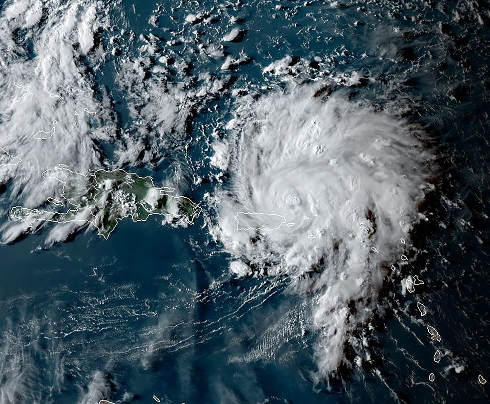 Imagem de satÃ©lite mostra o furacÃ£o Dorian enquanto se aproximava de Porto Rico na quarta-feira (28). â€” Foto: Jose Romero / NOAA/RAMMB / AFP