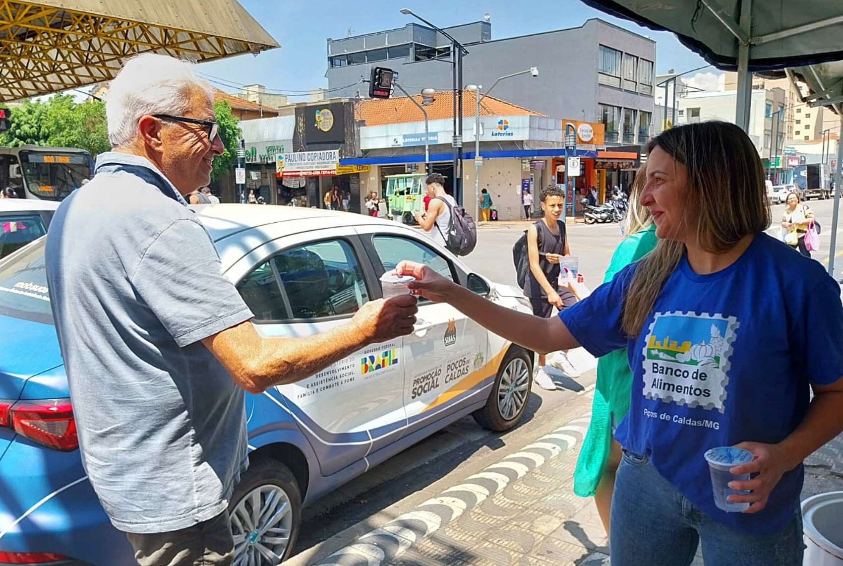 🥤Vai um refresco aí? Copos de água são distribuídos gratuitamente durante onda de calor em MG
