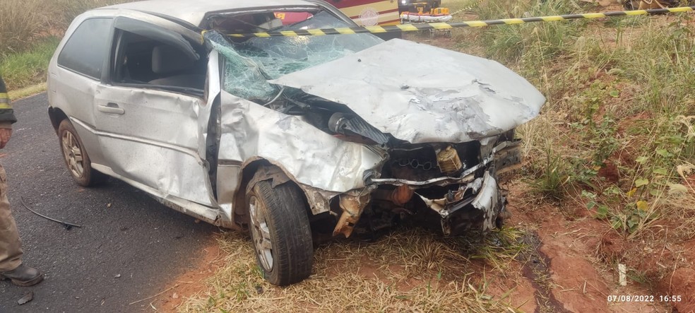 Carros bateram de frente na vicinal em Borborema  — Foto: Corpo de Bombeiros/ Divulgação