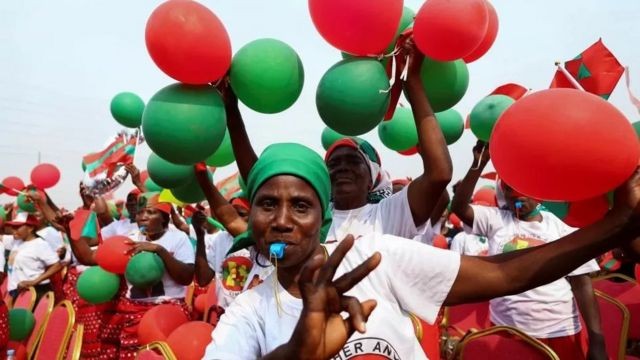 Eleitores da Unita esperam que desta vez seu partido consiga derrubar o MPLA, que está no poder há mais de quatro décadas (Foto: Reuters (via BBC))