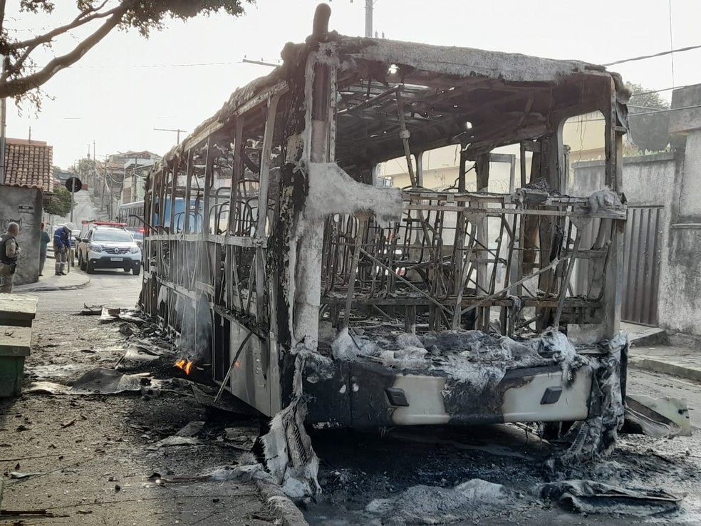 Ônibus ficou totalmente destruído no bairro Campo Alegre — Foto: Danilo Girundi/ TV Globo