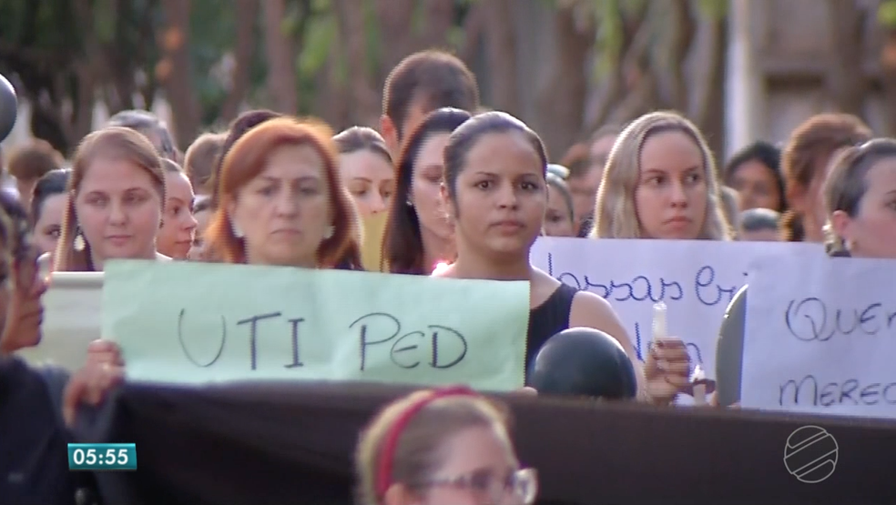 Moradores fizeram protesto e viglia contra fechamento de UTI peditrica em Rondonpolis (Foto: TVCA)